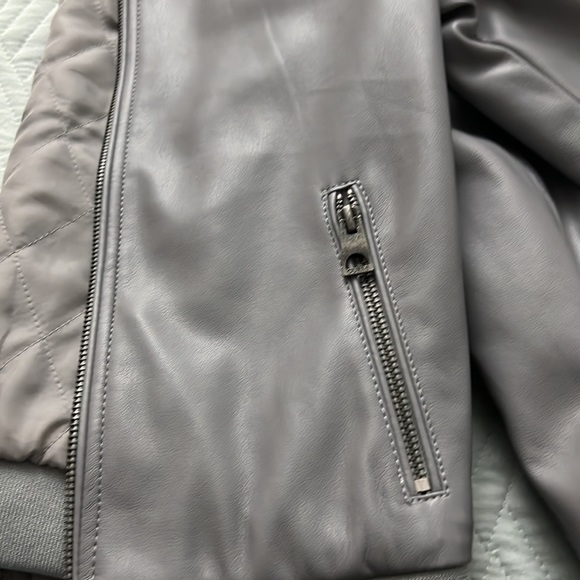 Boys jacket from Guess size 10 excellent condition colour gray silver - Picture 4 of 6